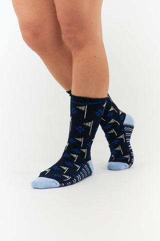 Ladies Navy Golf Crew Sock has a trendy golf flag design with lurex stripe detailing on the sole. Made from a soft, stretchy cotton blend fabric allowing breathability, with a cushioned sole, compression fit and Rib cuff for a snug fit. They are suited to UK sizes between 4 and 7. 85% Cotton, 13% Polyester, 2% Elastane.