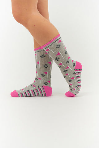 Ladies Grey and Pink Golf Crew Sock has a trendy golf flag design with lurex stripe detailing on the sole. Made from a soft, stretchy cotton blend fabric allowing breathability, with a cushioned sole, compression fit and Rib cuff for a snug fit. They are suited to UK sizes between 4 and 7. 85% Cotton, 13% Polyester, 2% Elastane.