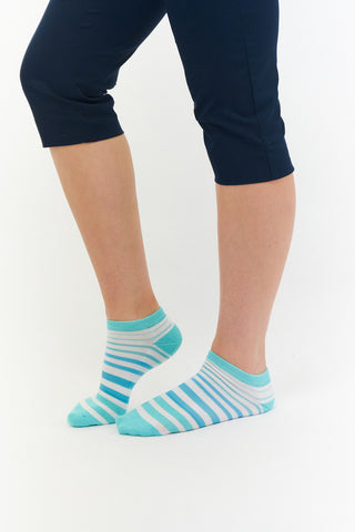 White ladies trainer golf sock, 3 pack with 2 stripped in Aqua and one plain. Cushioned sole and compression fit. The lower cut around the ankle makes them less visible when worn. An attractive stripe design with the word golf on the sole. Made from a soft, stretchy cotton blend fabric allows breathability. They are suited to UK sizes between 4 and 7. 85% Cotton, 13% Polyester, 2% Elastane.