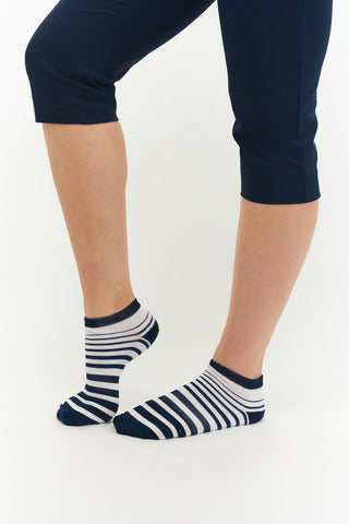 These Navy Ladies Golf Trainer Socks come in a pack of 3 pairs. Designed with a cushioned sole and compression fit, they offer ultimate comfort while their lower ankle cut ensures discreet wear. Two pairs feature an attractive stripe, while one is plain white, all with the word "golf" on the sole. Made from a soft, stretchy cotton blend fabric, these socks are highly breathable and ideal for UK sizes 4-7. Crafted with 85% cotton, 13% polyester, and 2% elastane.