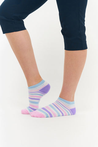 White ladies trainer golf sock, 3 pack with 2 stripped purple, pink and blue pairs and one plain white pair with the word "golf" on the sole, also with a cushioned sole and compression fit. The lower cut around the ankle makes them less visible when worn. Made from a soft, stretchy cotton blend fabric allows breathability. They are suited to UK sizes between 4 and 7. 85% Cotton, 13% Polyester, 2% Elastane.