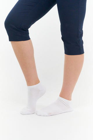 White ladies trainer golf sock, 3 pack with 2 stripped purple, pink and blue pairs and one plain white pair with the word "golf" on the sole, also with a cushioned sole and compression fit. The lower cut around the ankle makes them less visible when worn. Made from a soft, stretchy cotton blend fabric allows breathability. They are suited to UK sizes between 4 and 7. 85% Cotton, 13% Polyester, 2% Elastane.