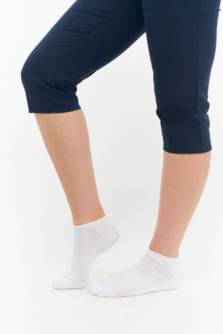 White ladies trainer golf sock, 3 pack with 2 stripped Pink pairs and one plain white pair with the word "golf" on the sole, also with a cushioned sole and compression fit. The lower cut around the ankle makes them less visible when worn. Made from a soft, stretchy cotton blend fabric allows breathability. They are suited to UK sizes between 4 and 7. 85% Cotton, 13% Polyester, 2% Elastane.