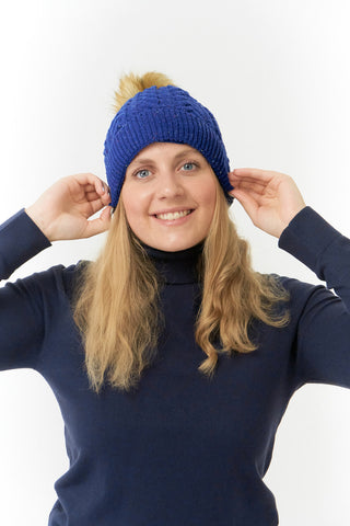 Ladies blue fleck ladies golf hat In an attractive cable knit design. This hat has three layers - an inner waterproof layer plus a soft fleece lining which makes it warm and comfortable. Detachable natural look faux fur bobble.