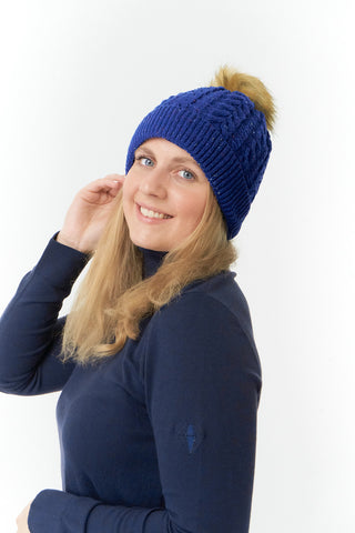 Ladies blue fleck ladies golf hat In an attractive cable knit design. This hat has three layers - an inner waterproof layer plus a soft fleece lining which makes it warm and comfortable. Detachable natural look faux fur bobble.